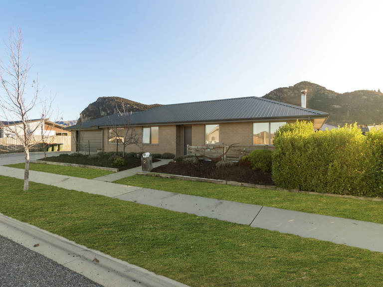 2 Kingfisher Crescent Albert Town