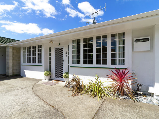 2/10A Meeanee Quay Westshore