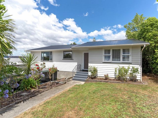 13 Puriri Crescent Lansdowne