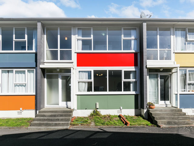 2/55 Apu Cres Lyall Bay