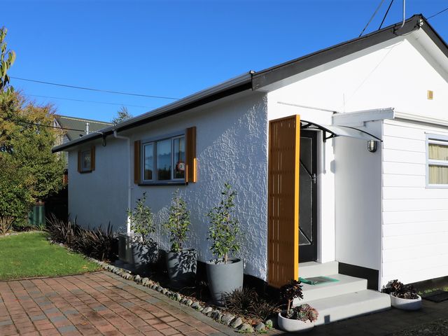 242 High Street, South Carterton