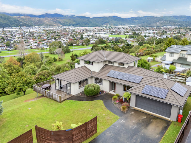 9 Colin Guppy Crescent Riverstone Terraces