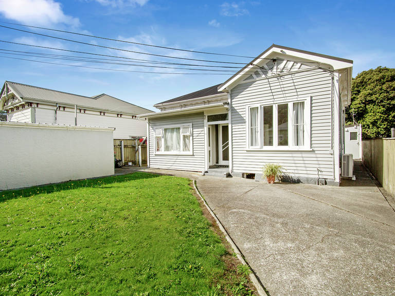 16 Riddlers Crescent Petone