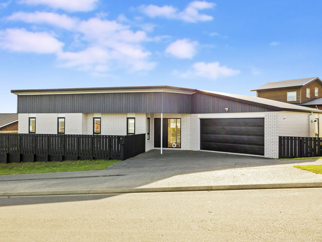 87 Cedarwood Street Woodridge