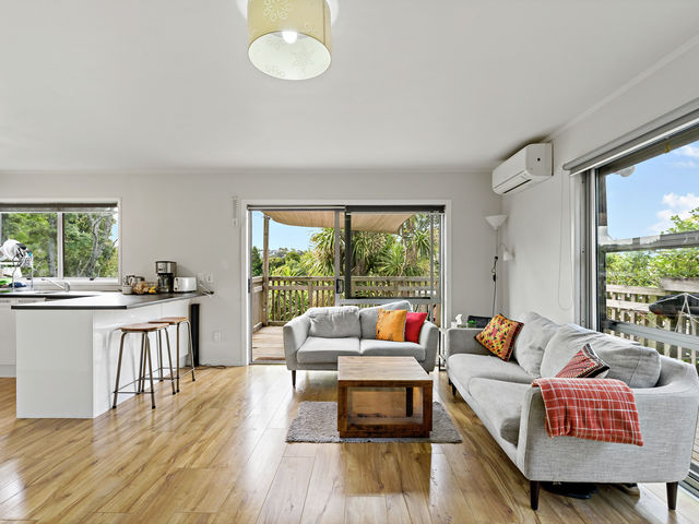 2/247 Wairau Road Totara Vale