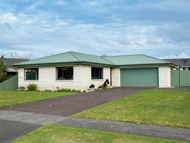5 Whiting Crescent Greenmeadows