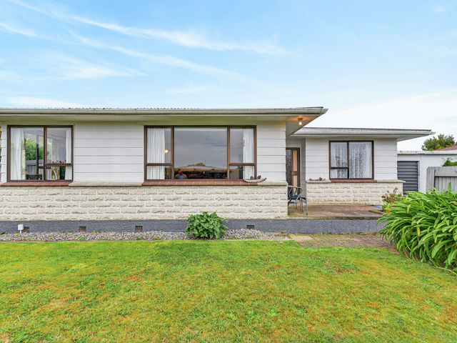 2A Read Crescent Clive