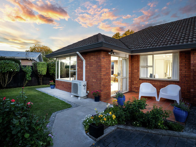 2/3 Cottesmore Close Burnside