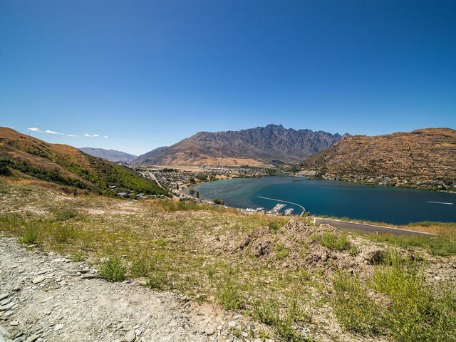 6 Lobb Lane Queenstown Hill