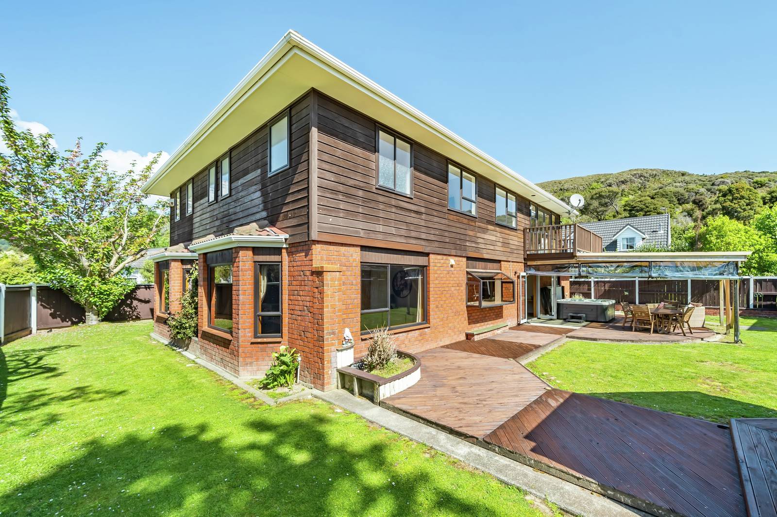 42 Waddington Drive, Naenae 6 Bed House Private Treaty