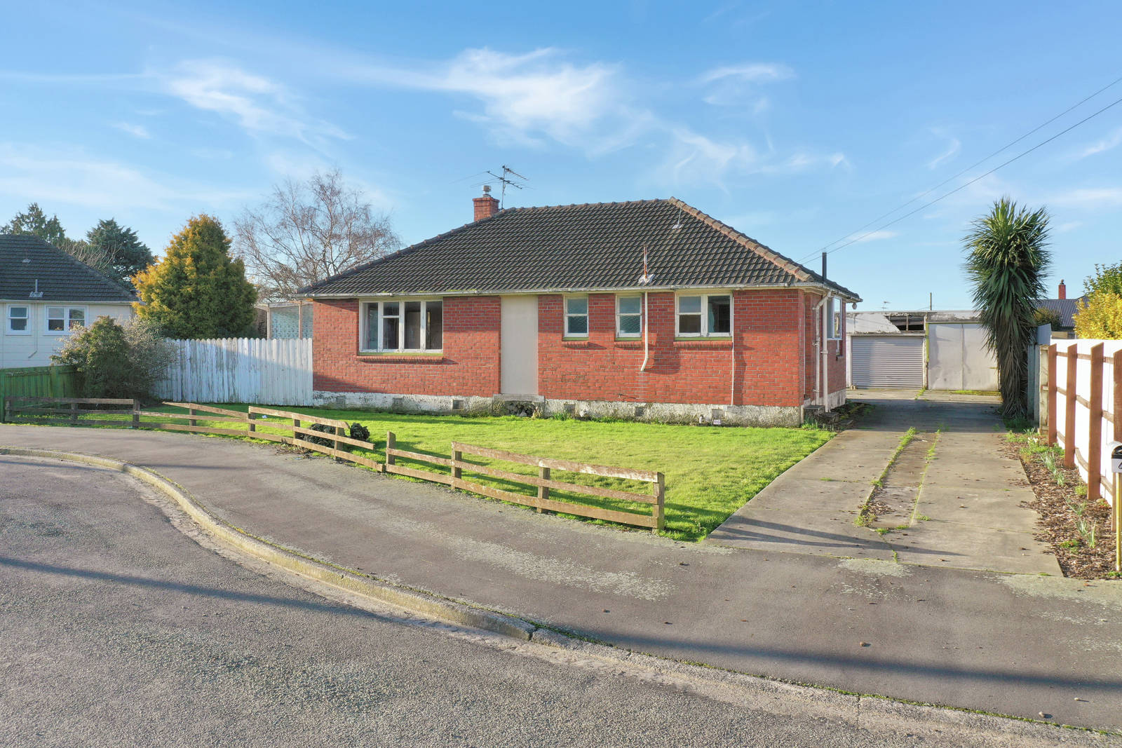 4 Beatty Crescent, Hampstead 2 Bed House Private Sale