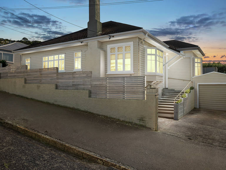 24 Wha Street Lyall Bay