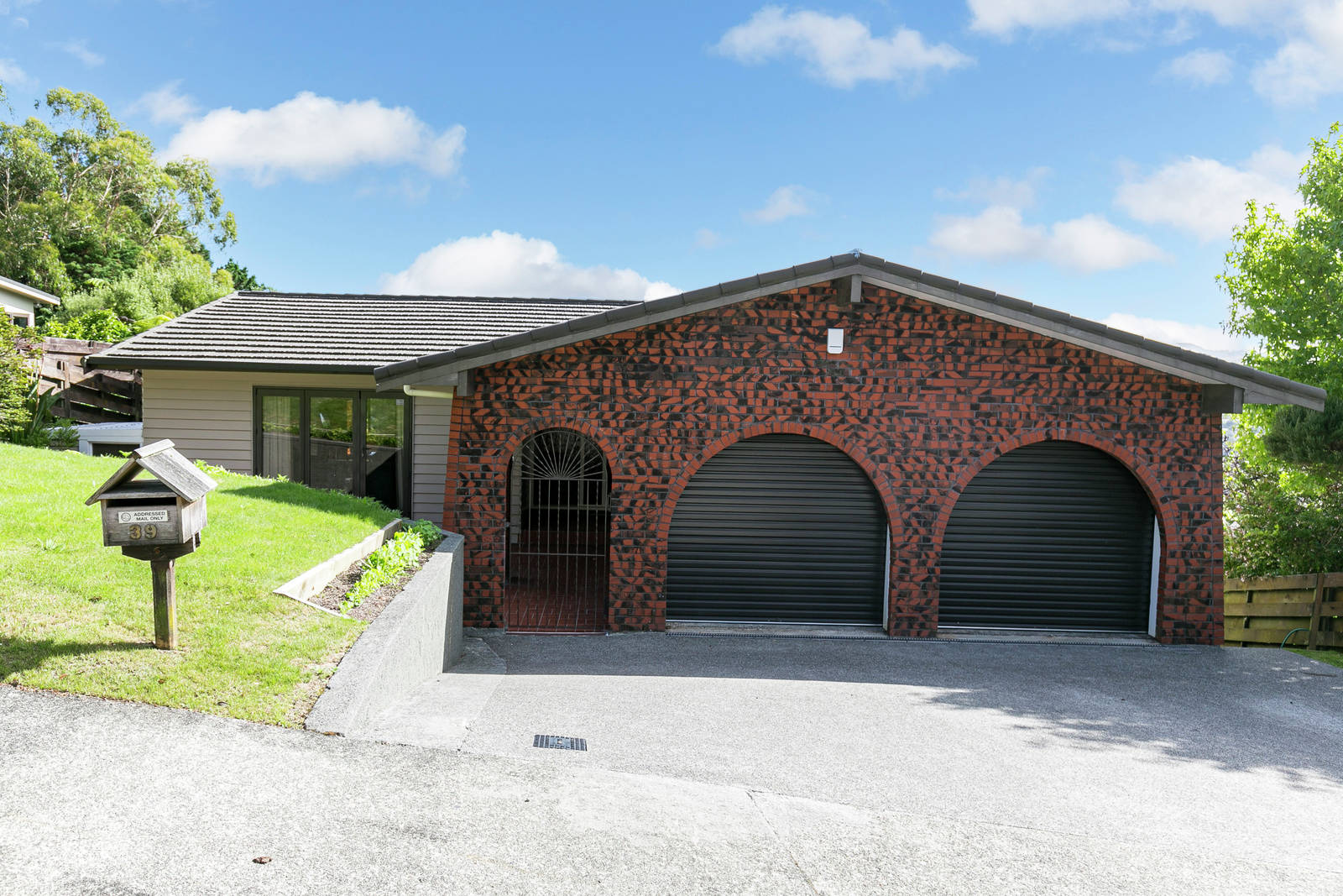 39 Greyfriars Crescent, Tawa 4 Bed House For Sale