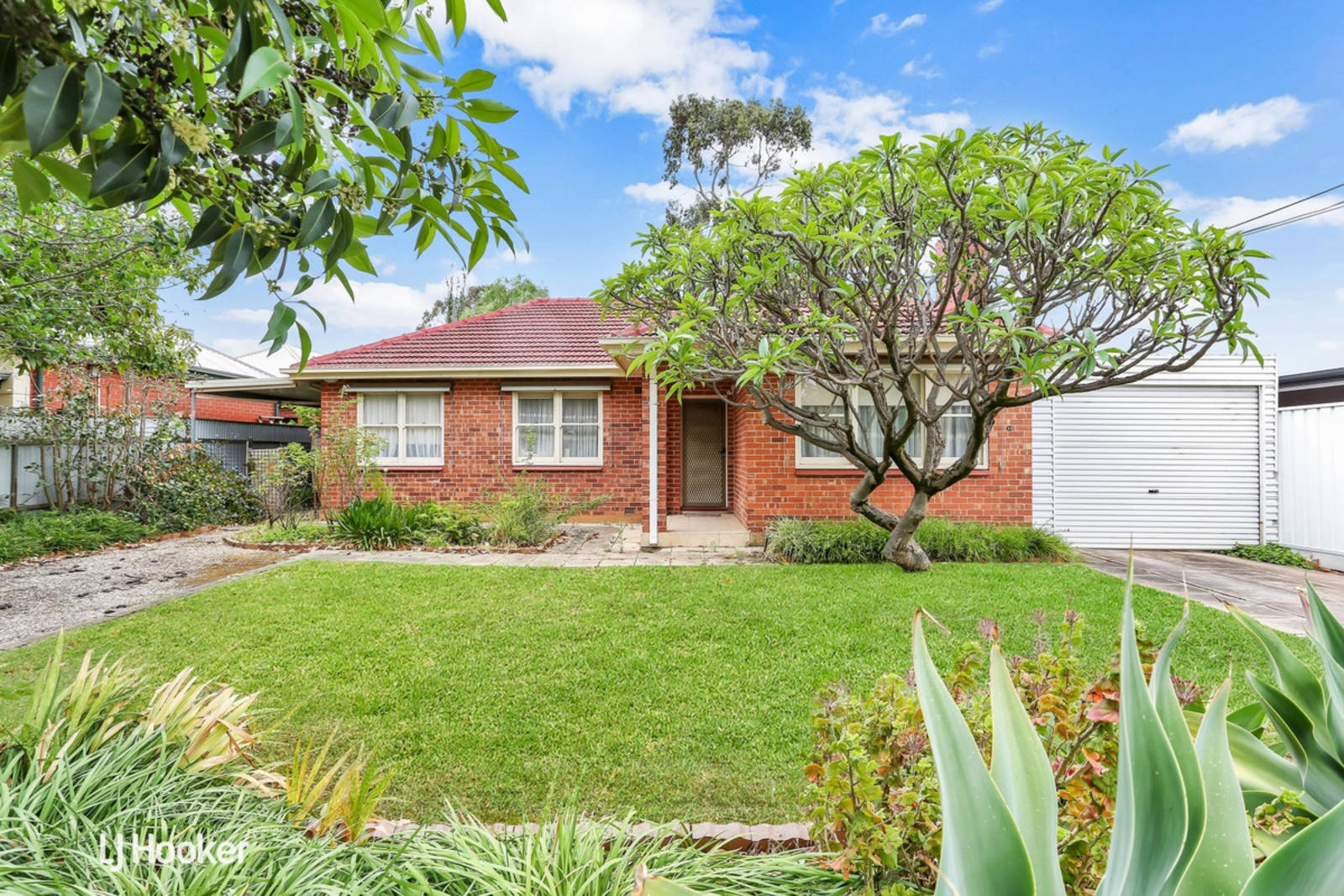 13 Pearce Avenue, Felixstow 3 Bed House Private Treaty