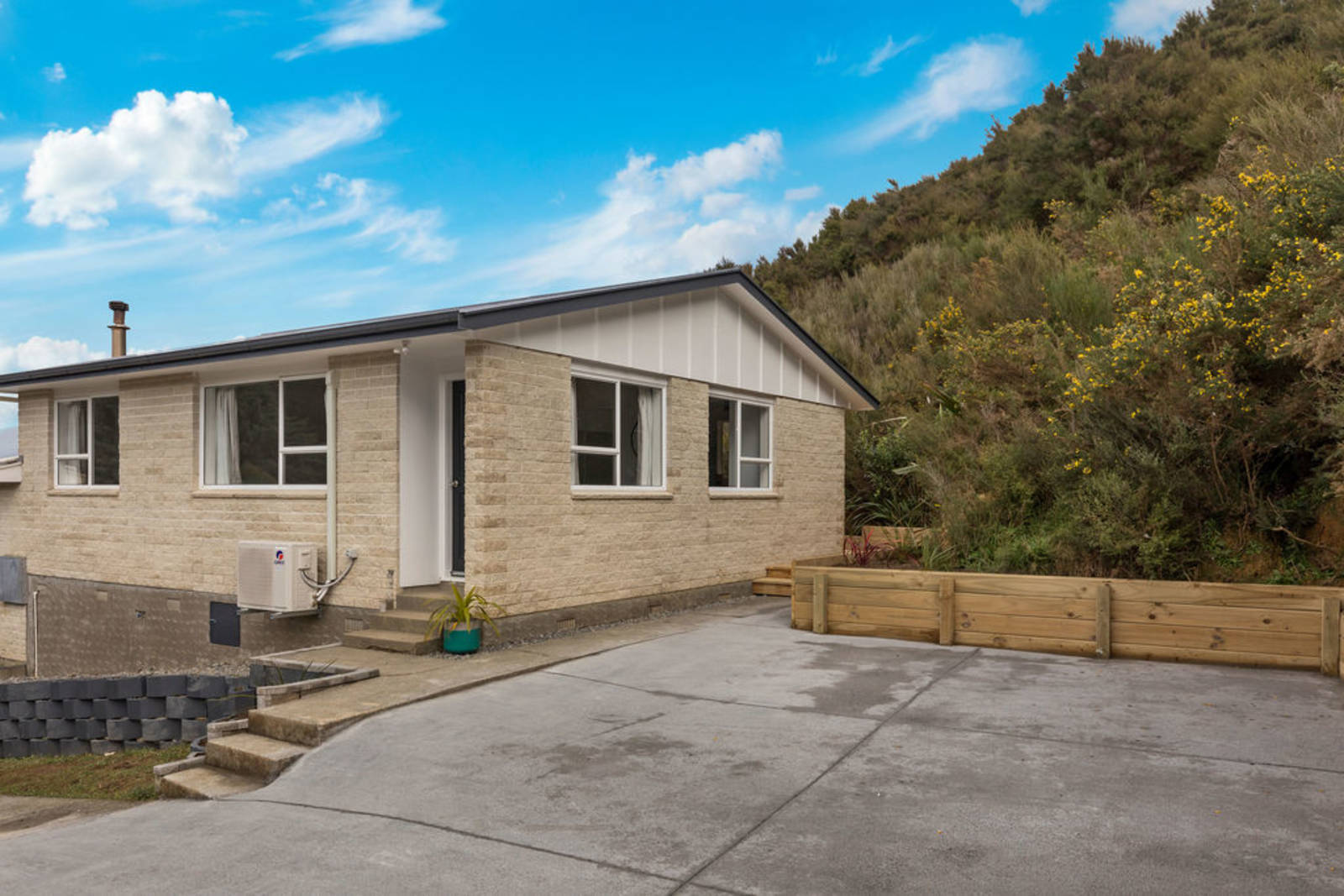 2/6 Naseby Grove, Wainuiomata 2 Bed House Deadline Sale