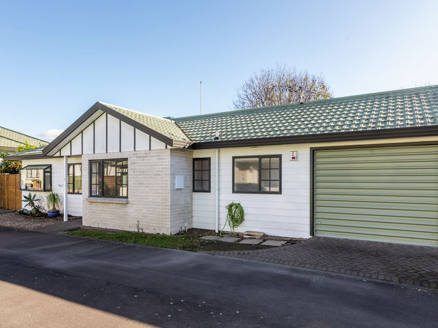2/2A Spriggs Crescent Greenmeadows