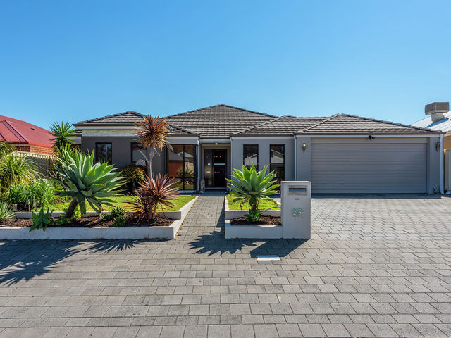 25 Arrowwood Loop Secret Harbour