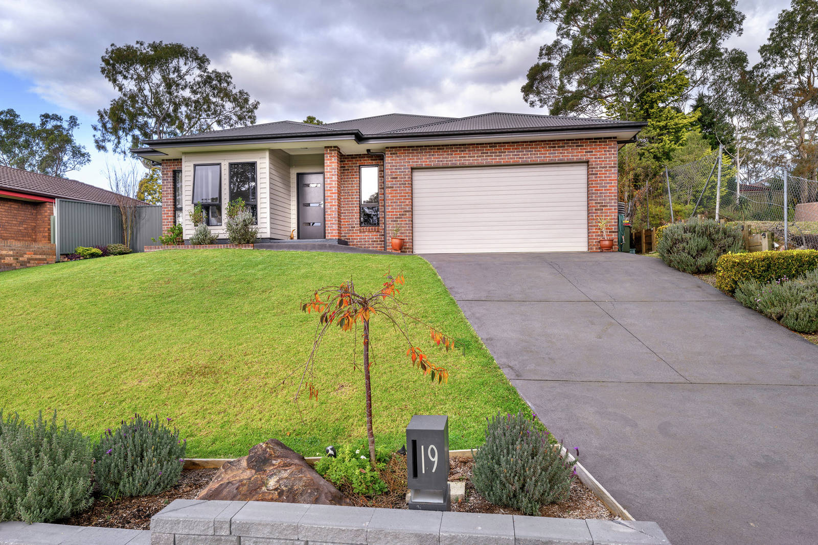 19 Cooroy Crescent, Yellow Rock 4 Bed House For Sale
