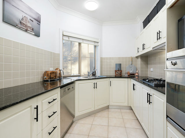 8/4 Mortimer Lewis Drive Huntleys Cove