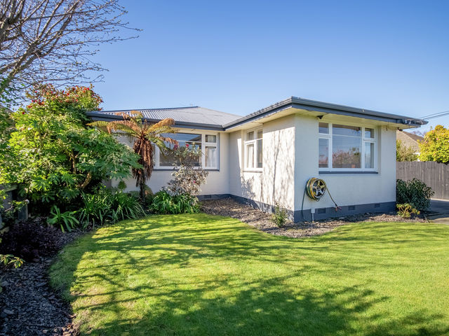 7 Boys Place Shirley