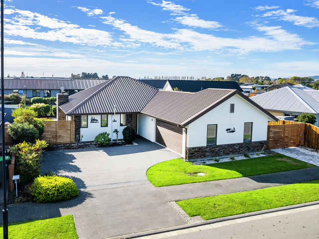 91 Carnaveron Drive Lincoln