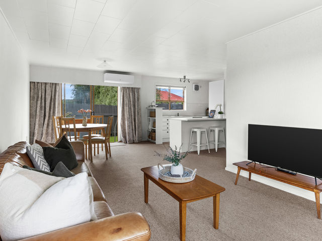 2/32 Meeanee Quay Westshore