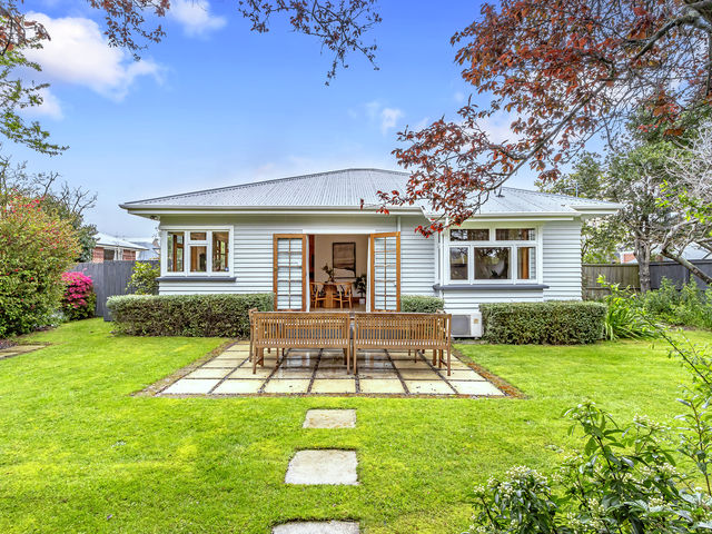 4 Blighs Road Bryndwr