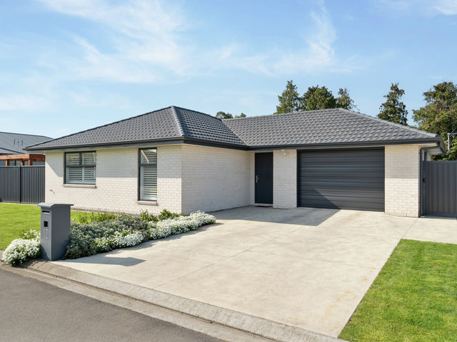 12 Maple Grove Solway