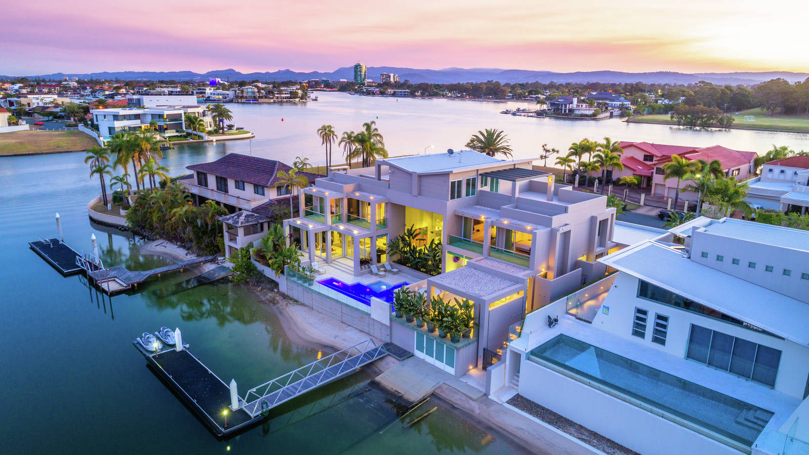 122 Commodore Drive, Paradise Waters