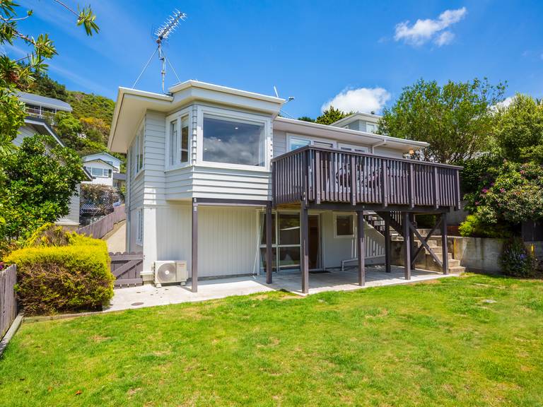 17 Southern Cross Crescent Island Bay