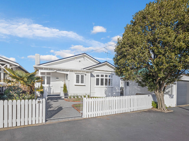 52 Puru Crescent Lyall Bay