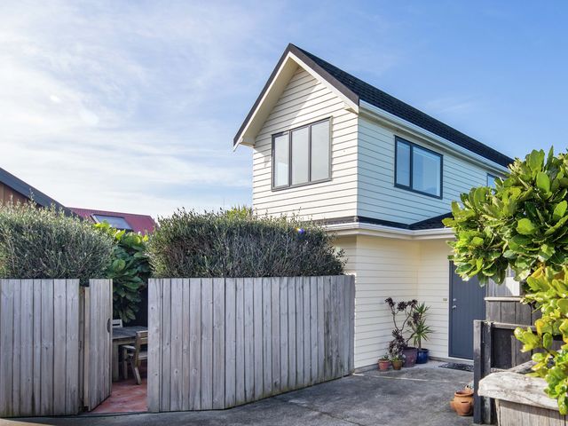 83a Apu Crescent Lyall Bay
