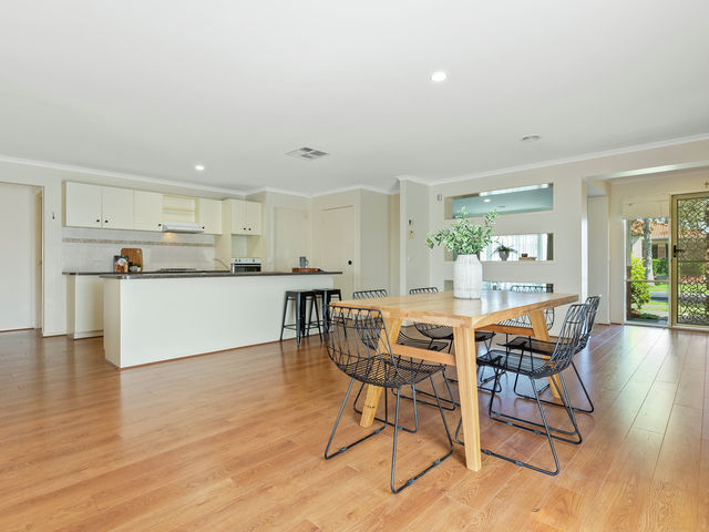 8 Oak Post Place Cranbourne East