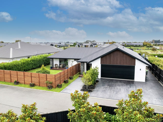 8 Carnaveron Drive Lincoln