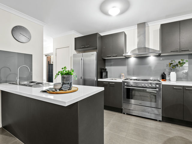 16 Pleven Rise Clyde North