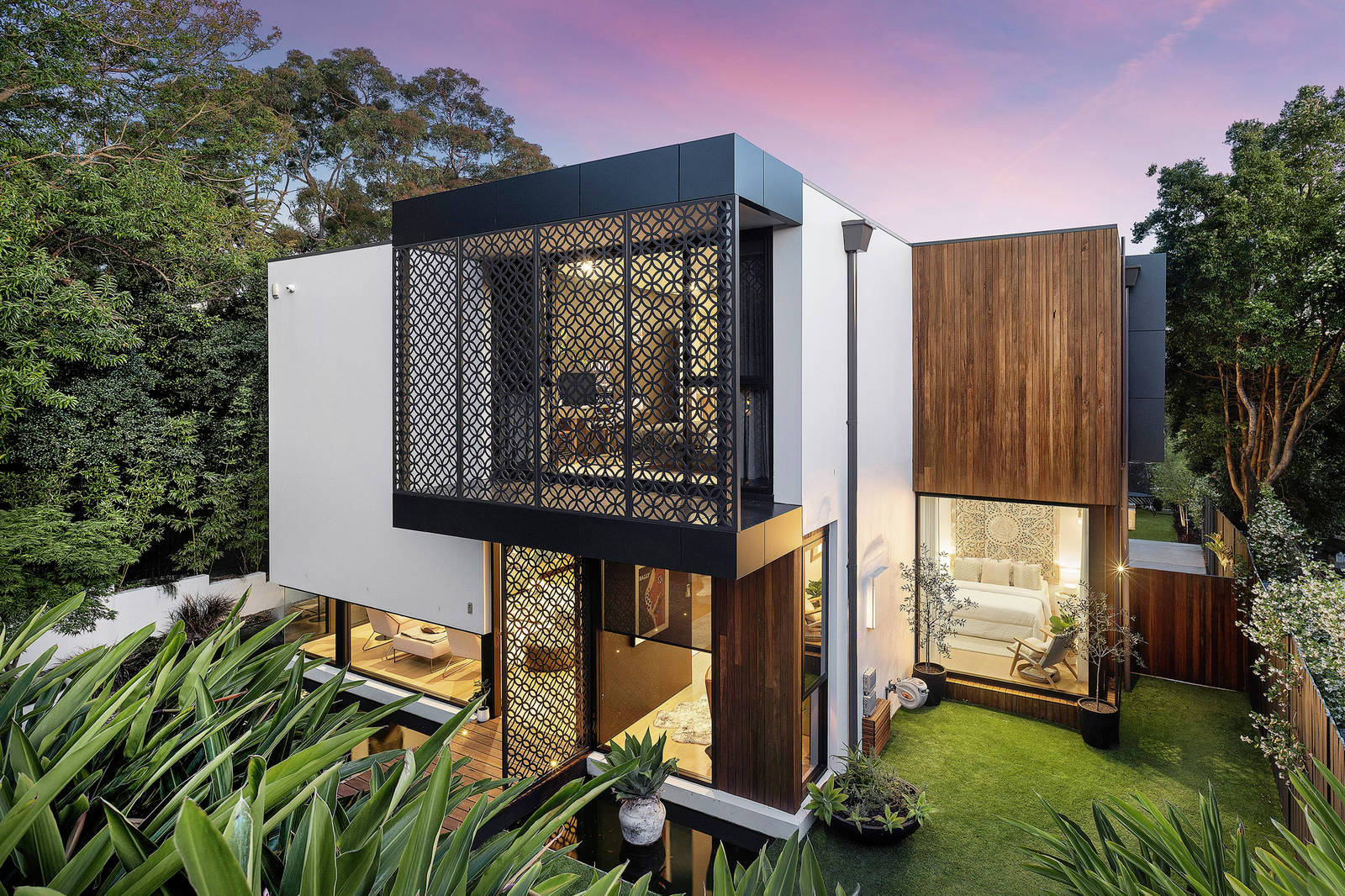 66 Cliff Road, Northwood 5 Bed House Auction Sold