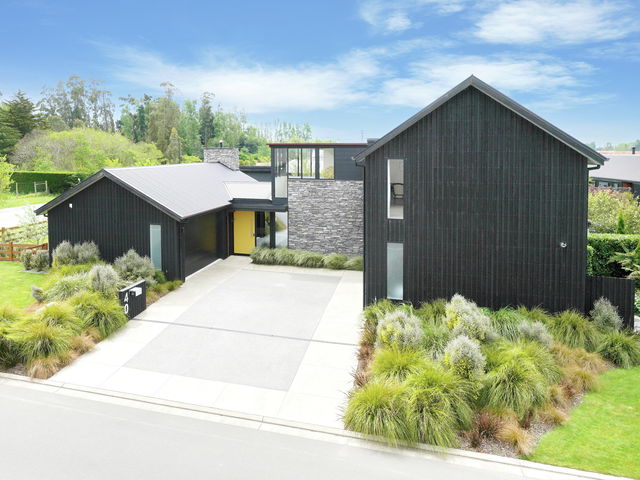 40 Carnaveron Drive Lincoln