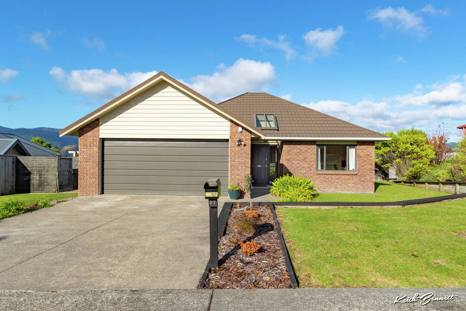 27 James Nairn Grove, Riverstone Terraces 3 Bed House Private Treaty