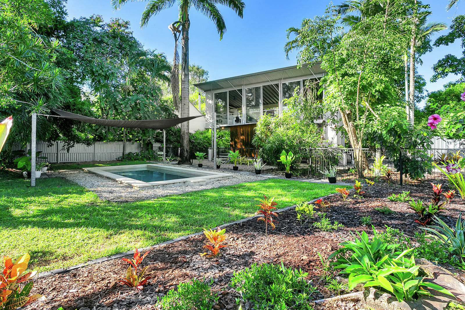 11 Granadilla St, Holloways Beach 2 Bed House For Sale